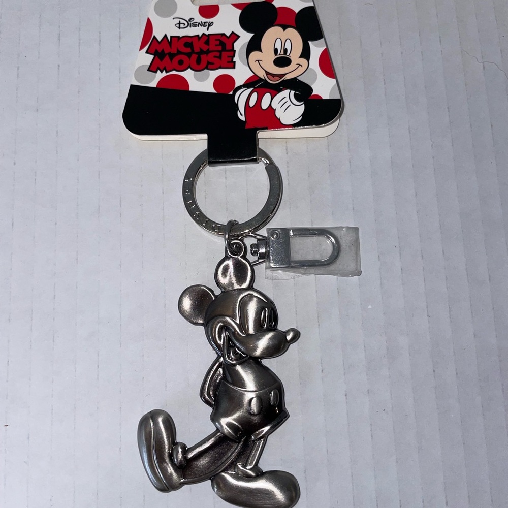 Authentic Disney Mickey Mouse Pewter Key Ring/Chain NWT 4”x2” Super Cute!!